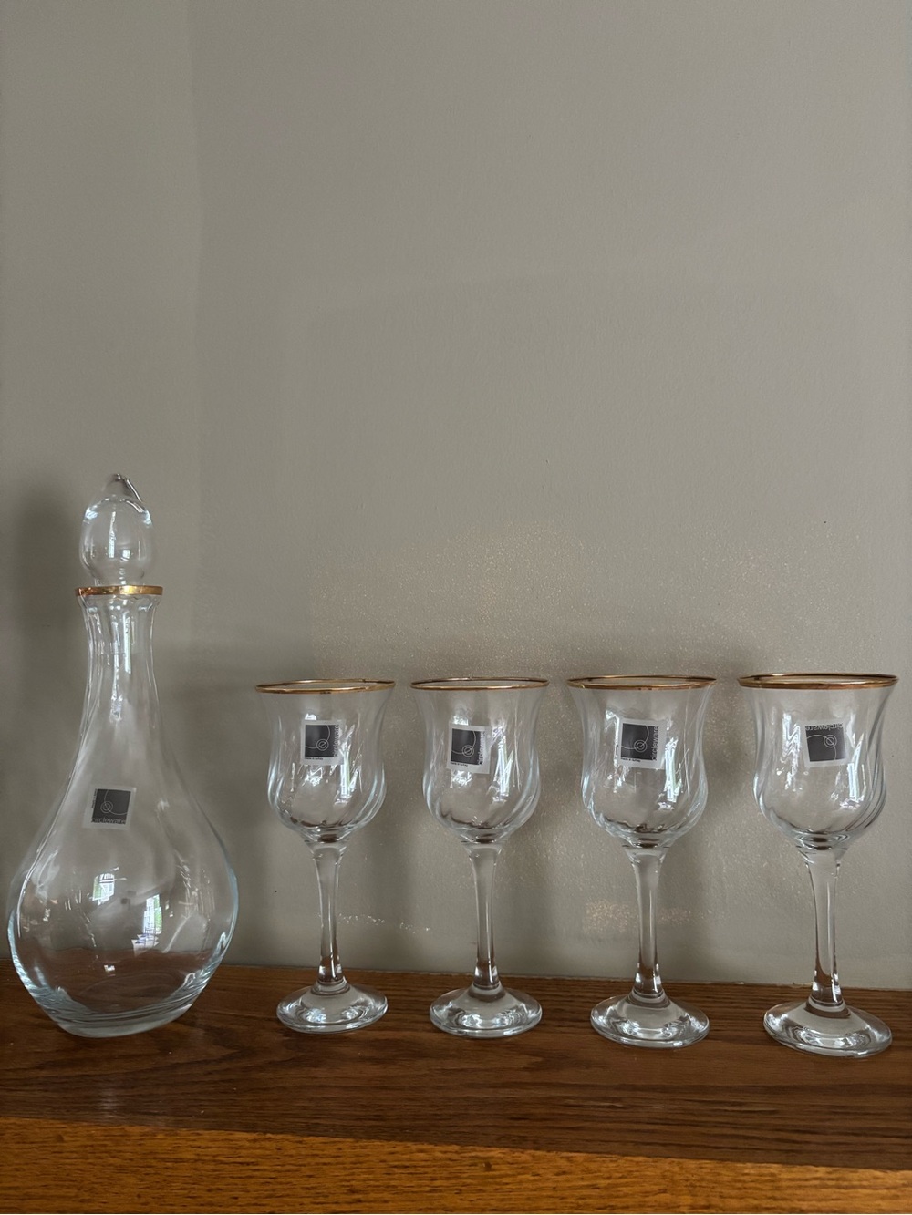 Classy Circleware 5 Pc Wine Set W/40 Oz Decanter And Four 9 Oz Gold Trim Glasses
